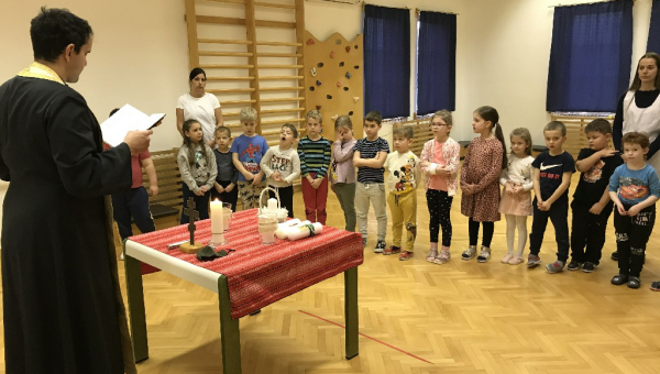 Gyertyaszentelés az oviban